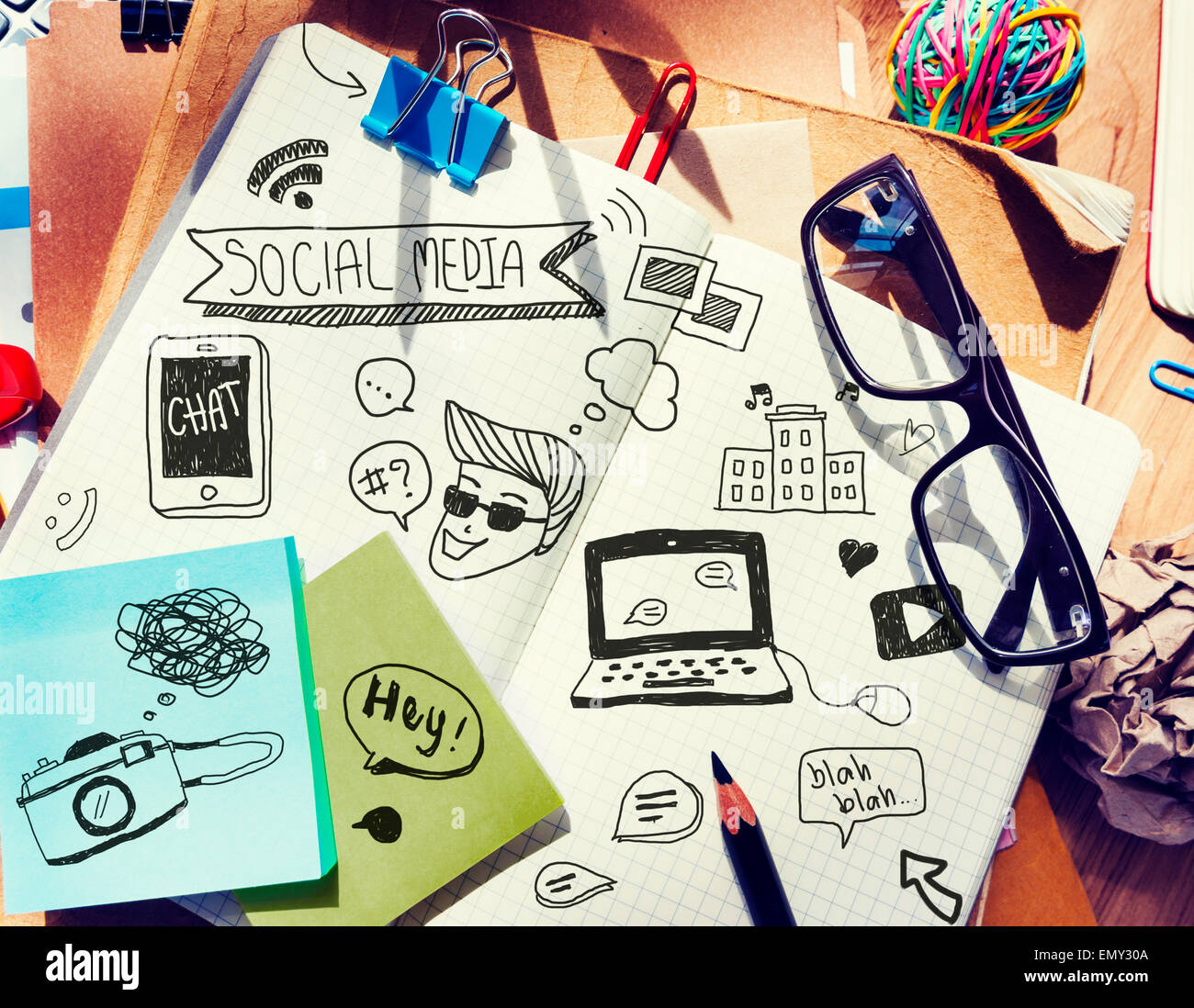 Scrivania da ufficio con strumenti e note sui Social Media Foto Stock