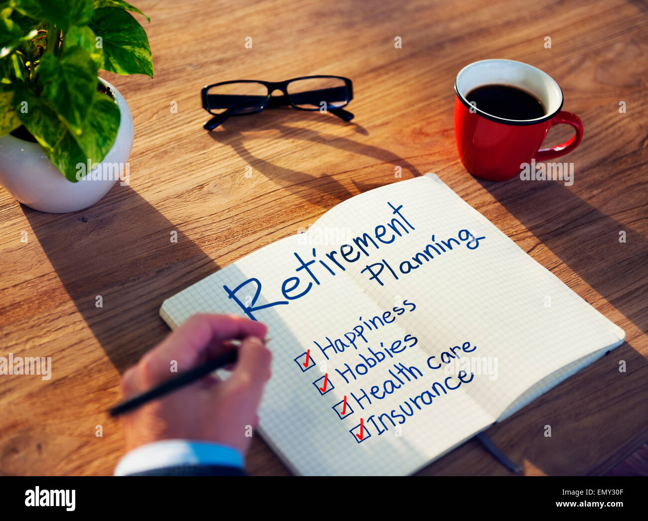 Imprenditore il brainstorming sulla pianificazione del pensionamento Foto Stock