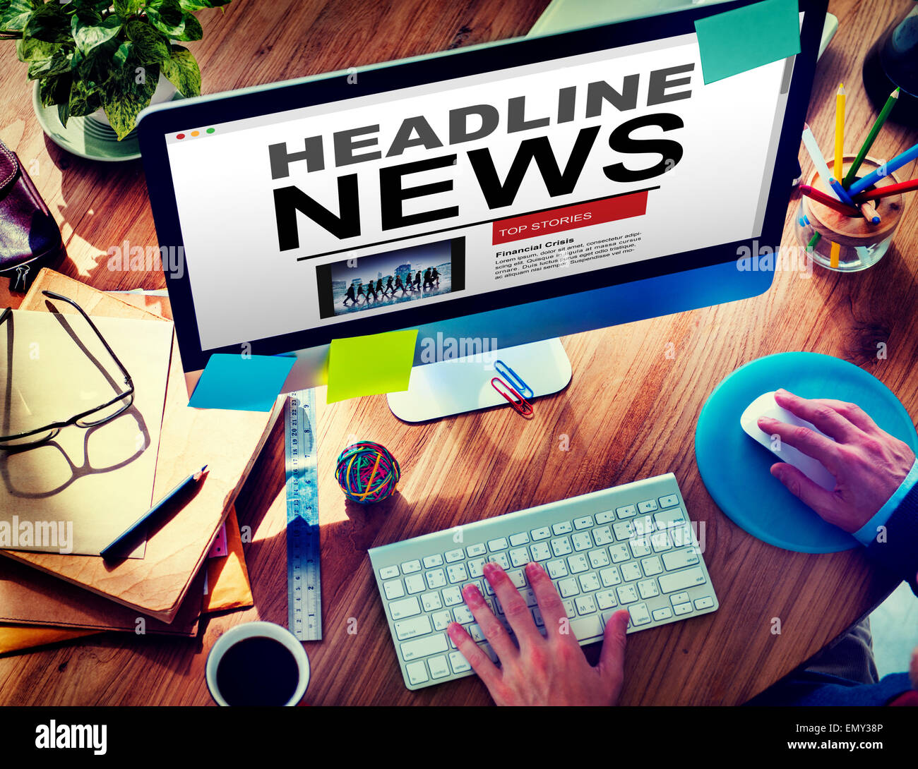 Online Headline News Internet lavorando concetto di ufficio Foto Stock