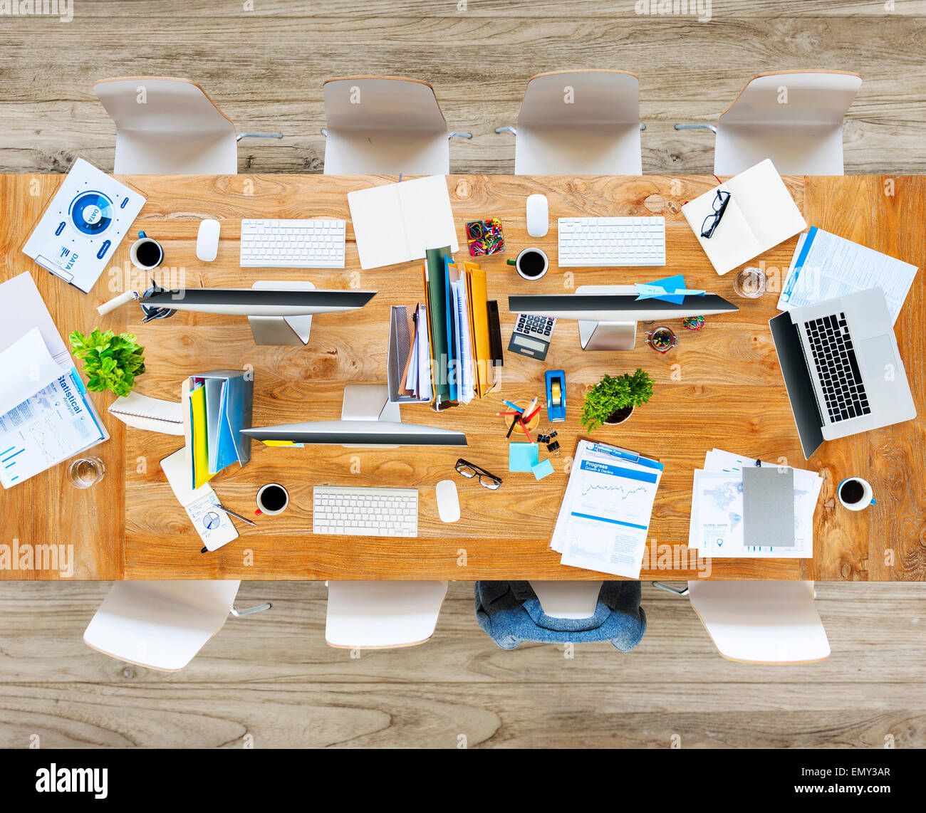 Ufficio disordinato con n. di persone Foto Stock