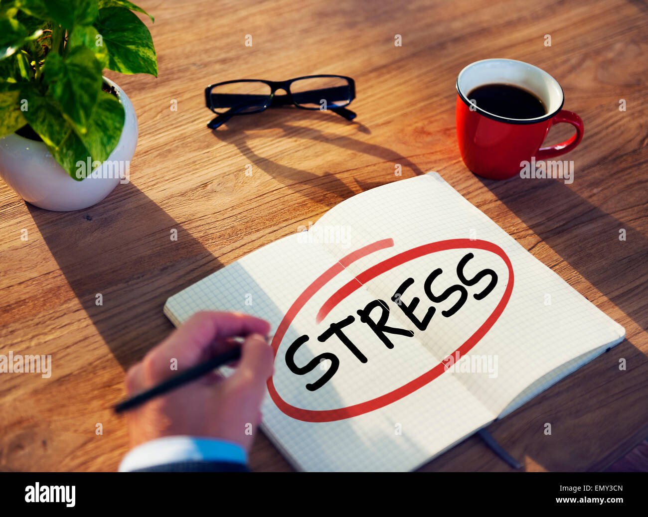 Uomo con appunti e concetto di stress Foto Stock