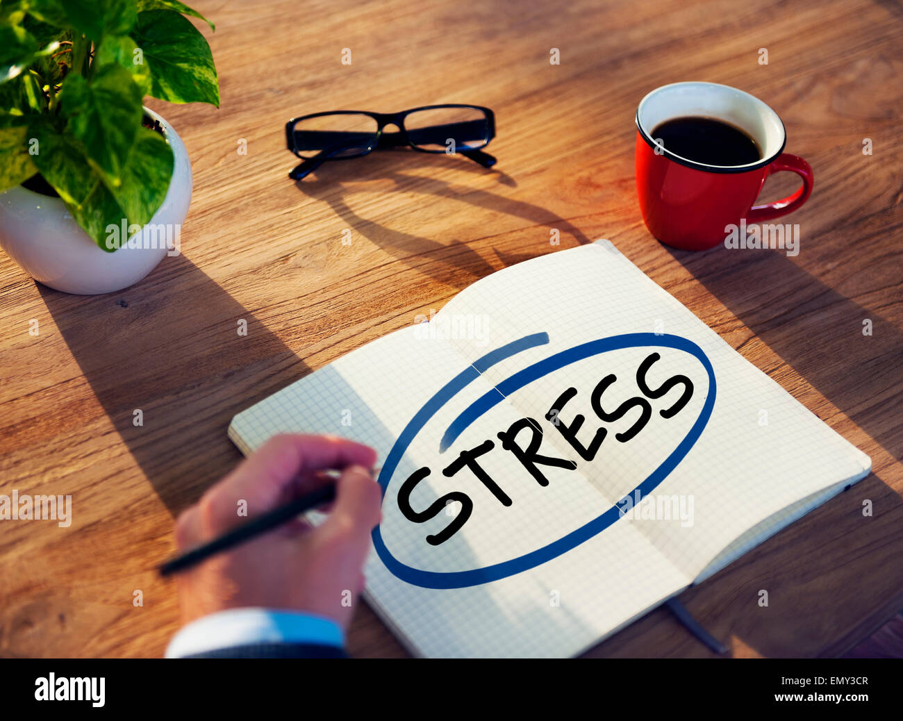 Uomo con appunti e concetto di stress Foto Stock