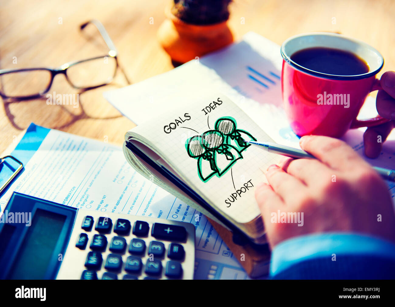 Ufficio di lavoro di scrittura obiettivi di squadra idee concetto di supporto Foto Stock