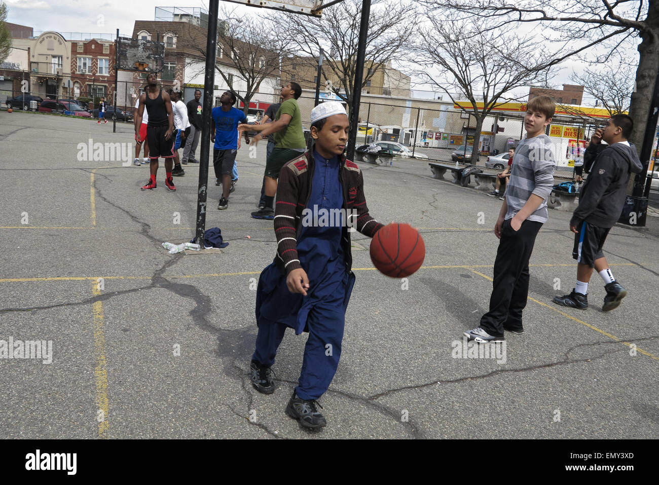 Ragazzi giocare pick-up gioco di basket in Kensington sezione di Brooklyn, NY, 2013. Foto Stock