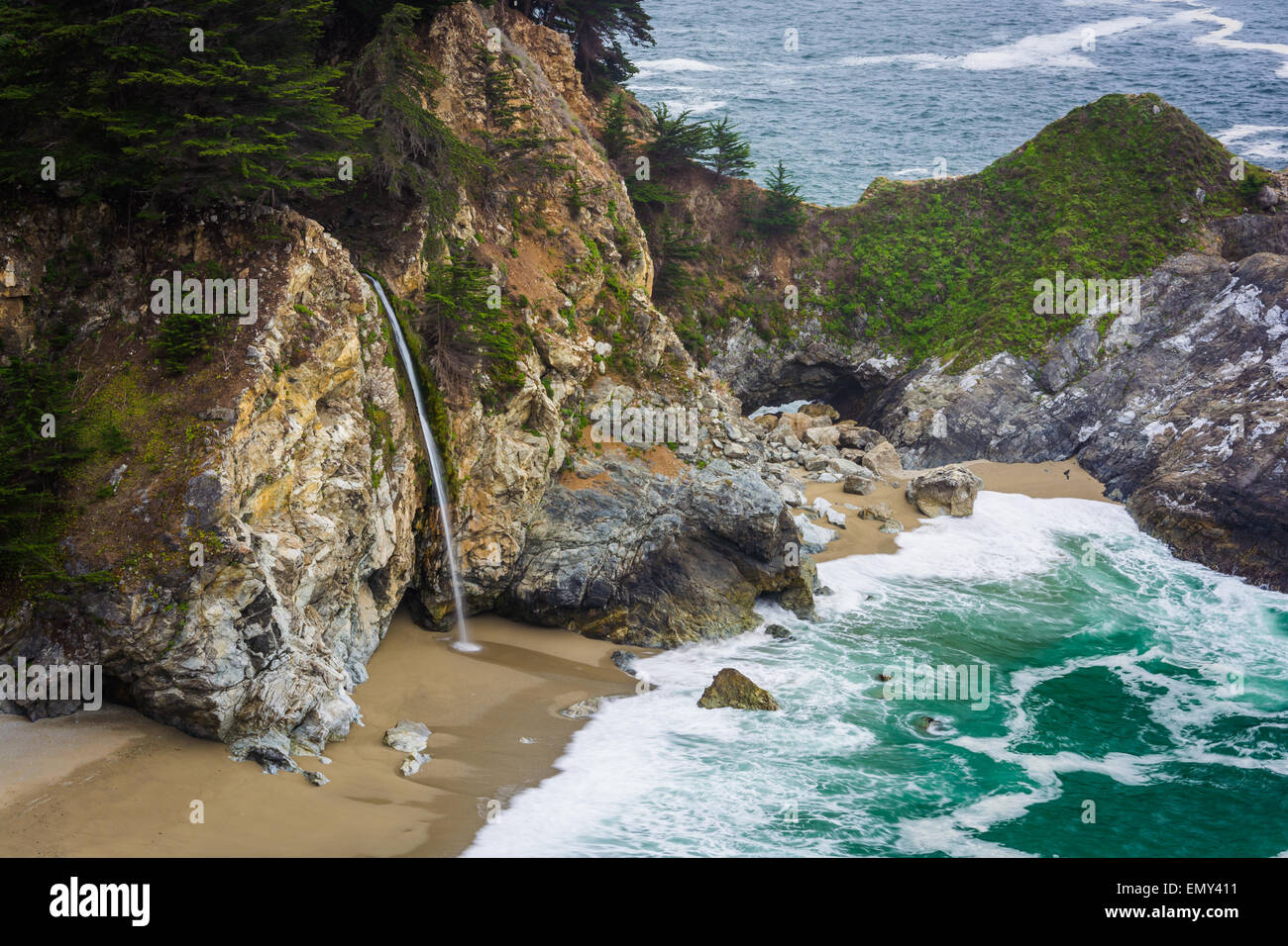 Vista di McWay Falls, a Julia Pfeiffer Burns State Park, Big Sur, California. Foto Stock