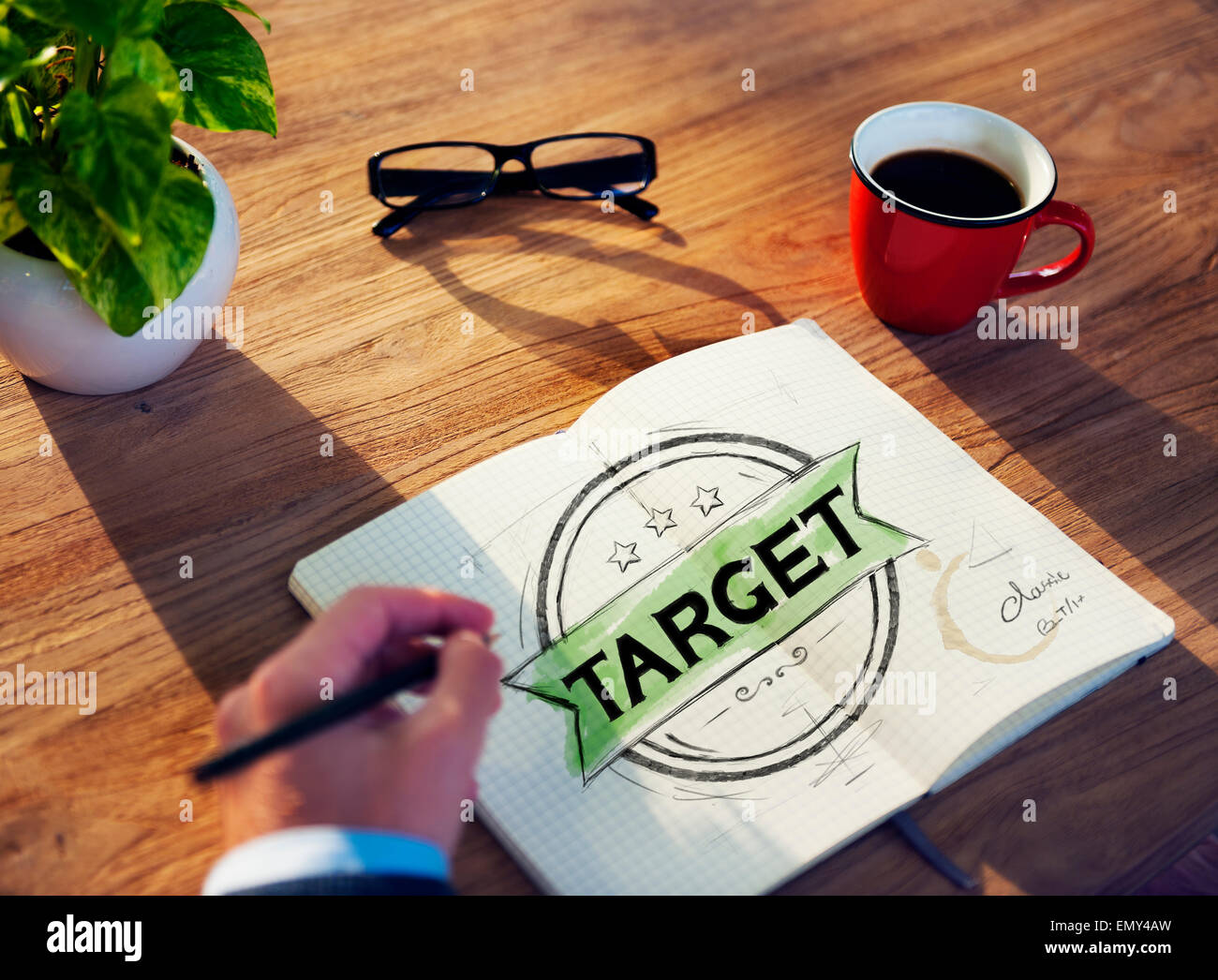 Imprenditore il brainstorming circa il target di mercato Foto Stock