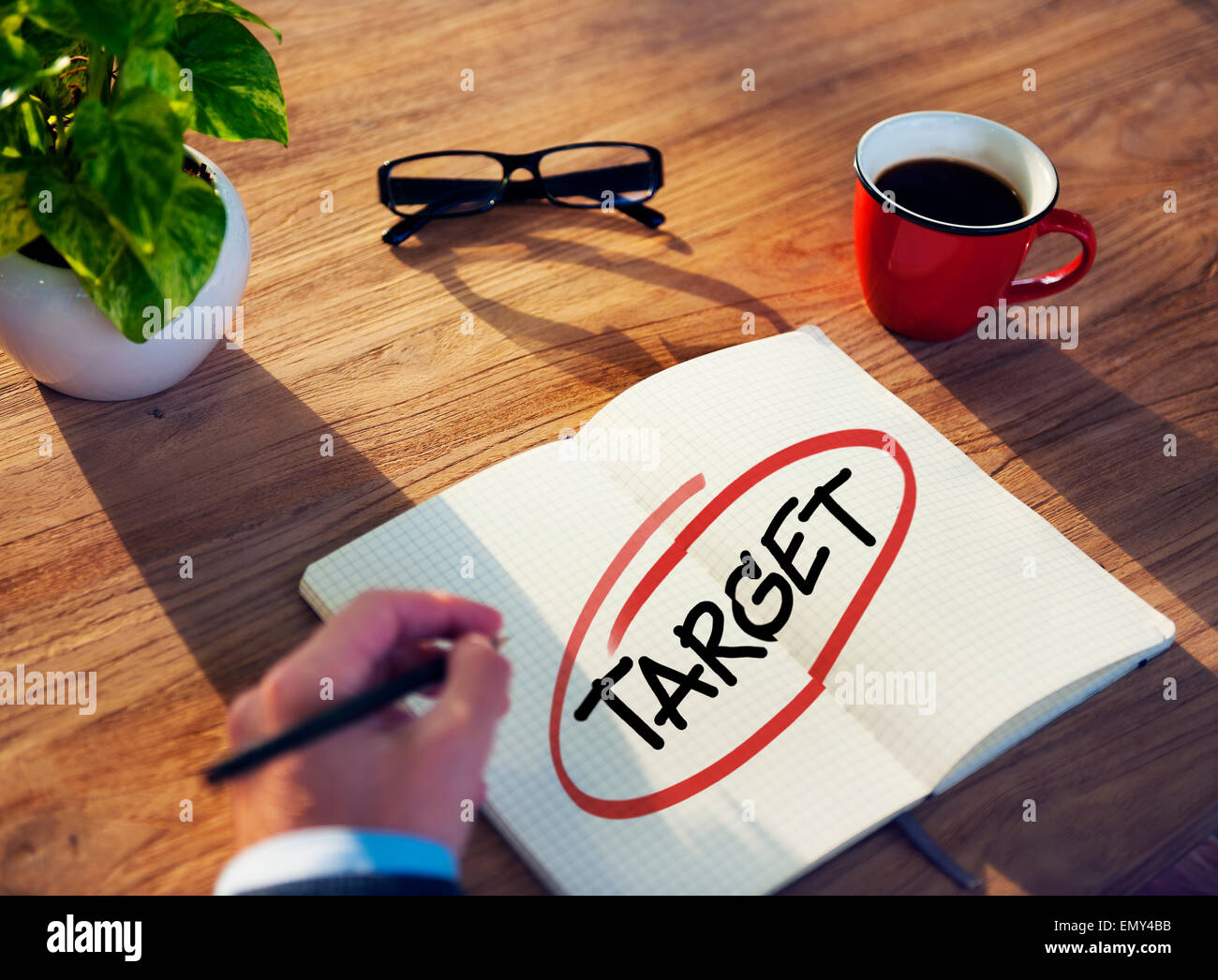 Uomo con un blocco appunti e concetti target Foto Stock