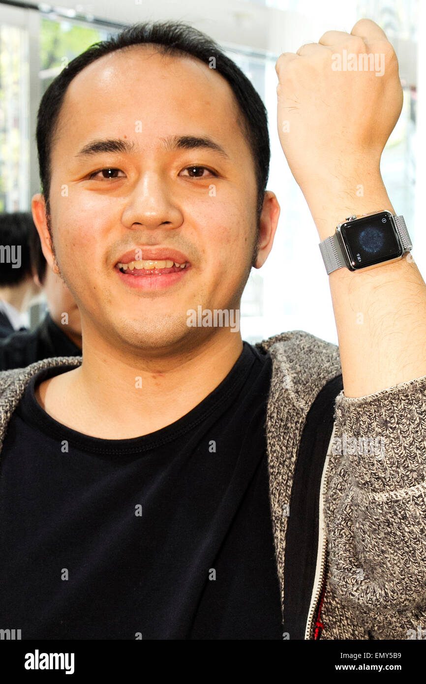 Tokyo, Giappone. 24 apr, 2015. Yuichiro Masui (39) il primo cliente, che era in attesa al di fuori del negozio di ieri notte, pone per le telecamere con il suo nuovo Apple guarda a Softbank Omotesando store il 24 aprile 2015, Tokyo, Giappone. Poche persone in linea con pazienza nelle prime ore del mattino prima di Softbank Store ha aperto le sue porte nel Omotesando area shopping di Shibuya. Secondo la Softbank personale non vi erano folle per il lancio a causa del sistema di preordine consentendo ai clienti di prenotare in anticipo. Credito: Aflo Co. Ltd./Alamy Live News Foto Stock