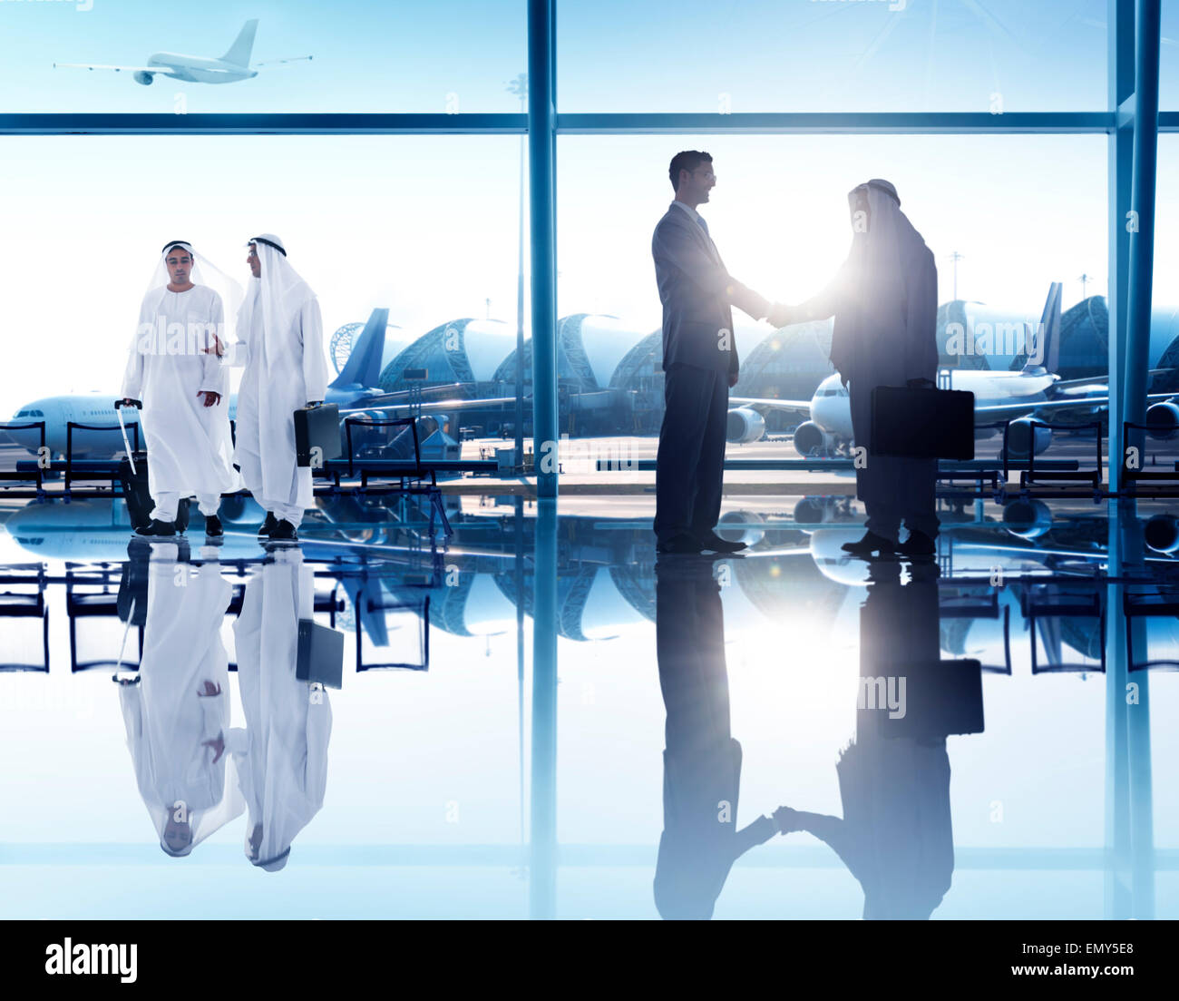 La gente di affari Corporate Handshake concetto Airport Foto Stock