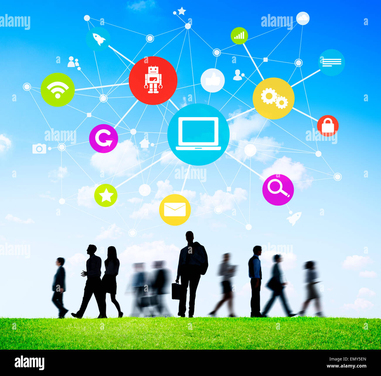 Un gruppo di uomini di affari che camminando all aperto con la comunicazione globale Themed simboli sopra Foto Stock