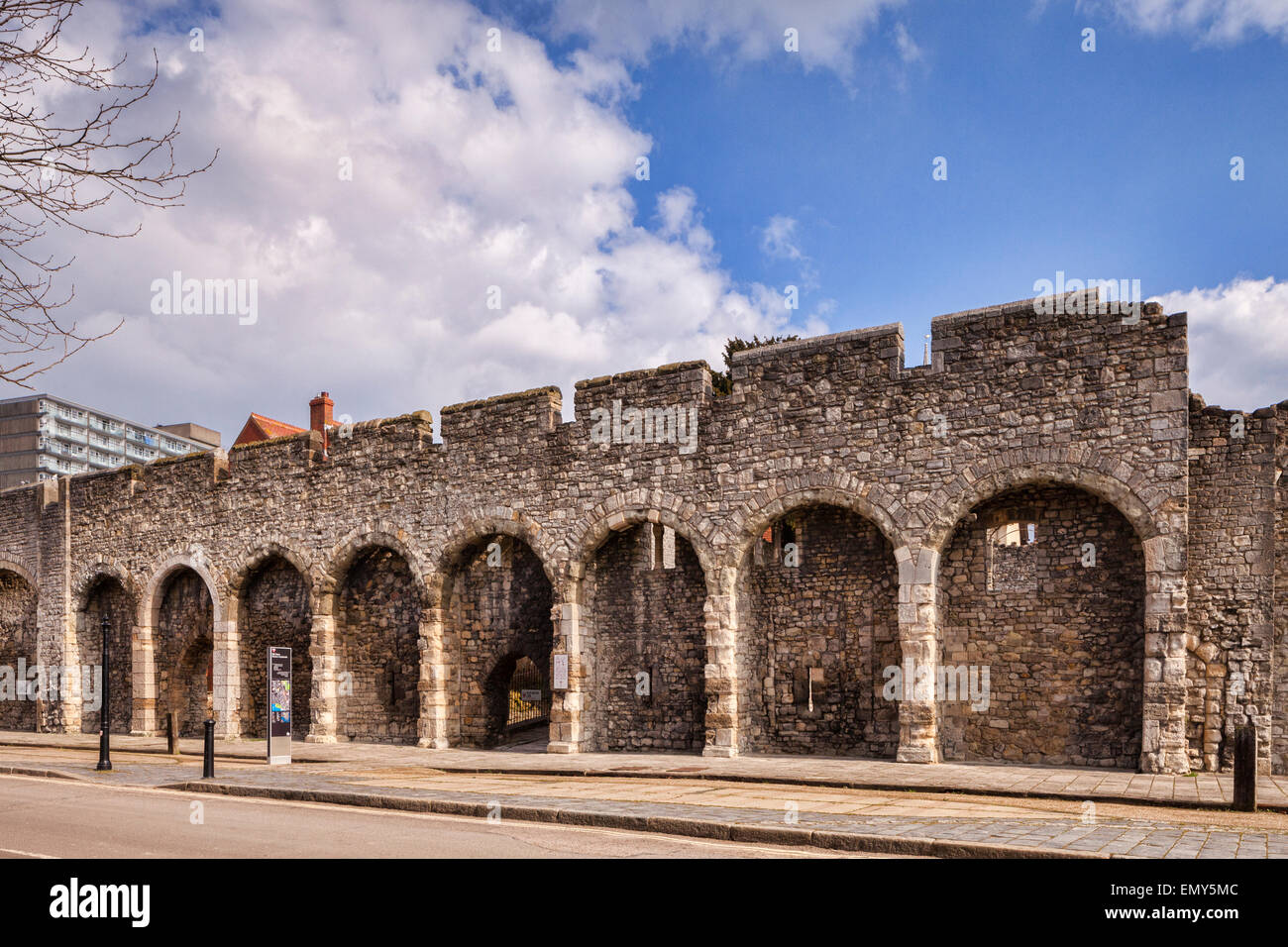Una sezione delle vecchie mura della città di Southampton, Hampshire, Inghilterra. Foto Stock