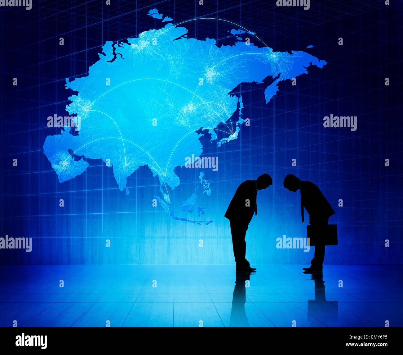 Due sagome di uomini di affari con cartografia blu dell Asia come sfondo. Foto Stock