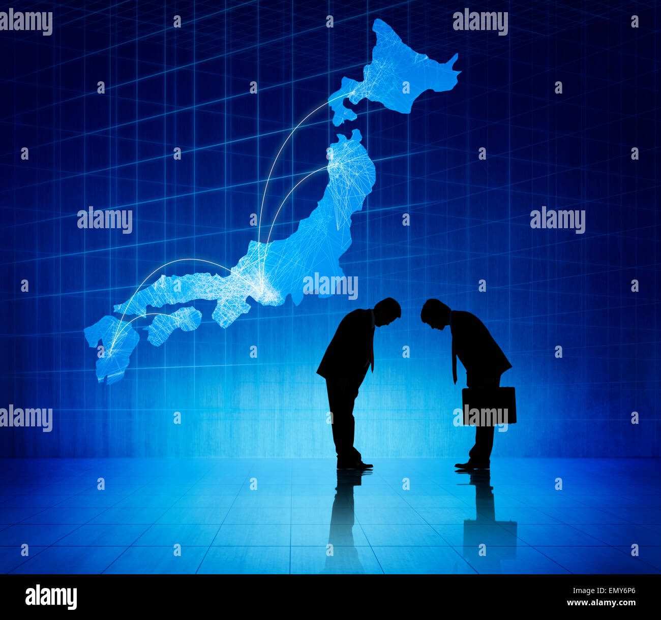 Due uomini di affari che si inchinano capi di ogni altro e una cartografia del Giappone sopra di loro. Foto Stock