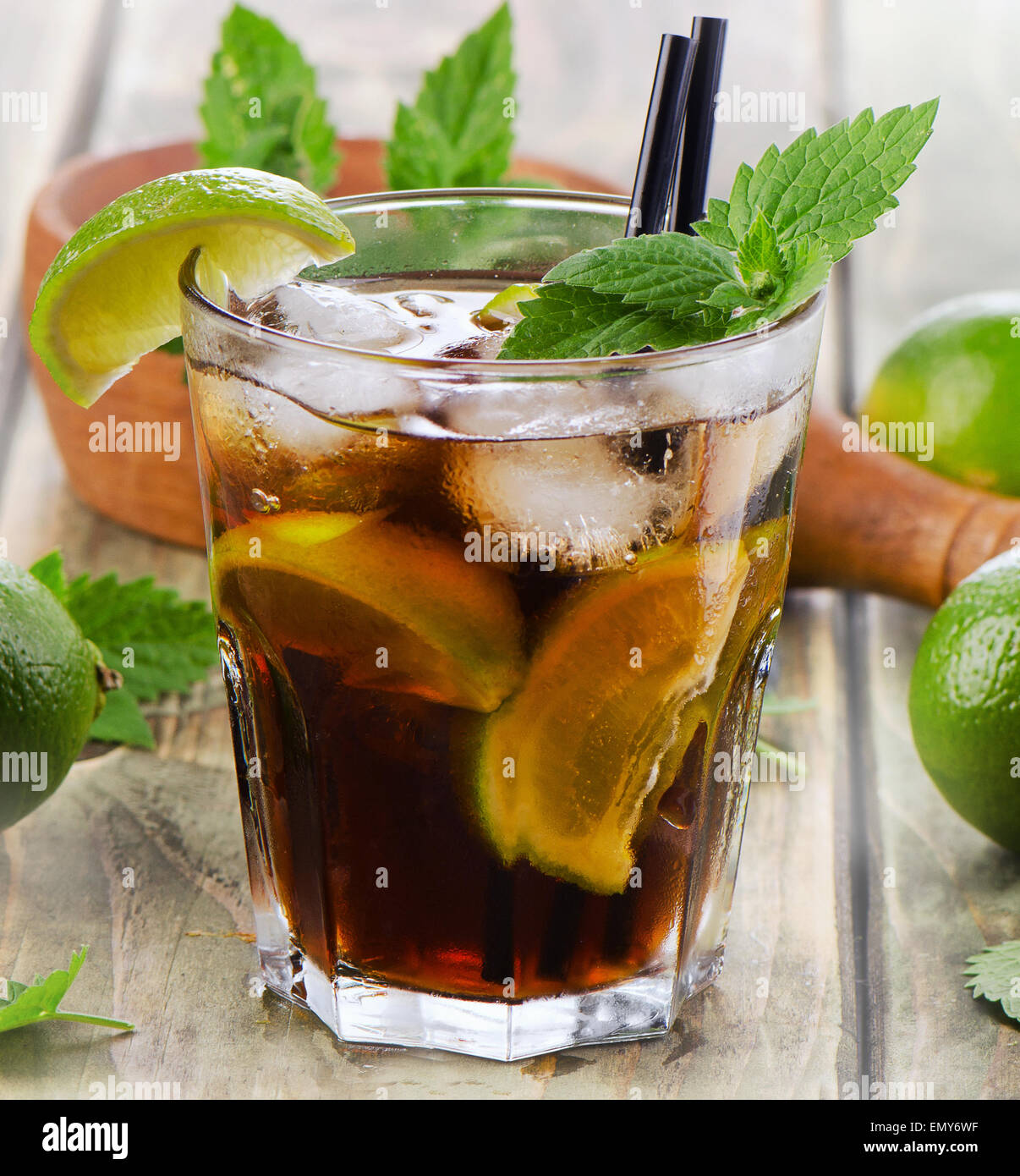 Cocktail alcolico con rum, calce, menta e ghiaccio. Messa a fuoco selettiva Foto Stock