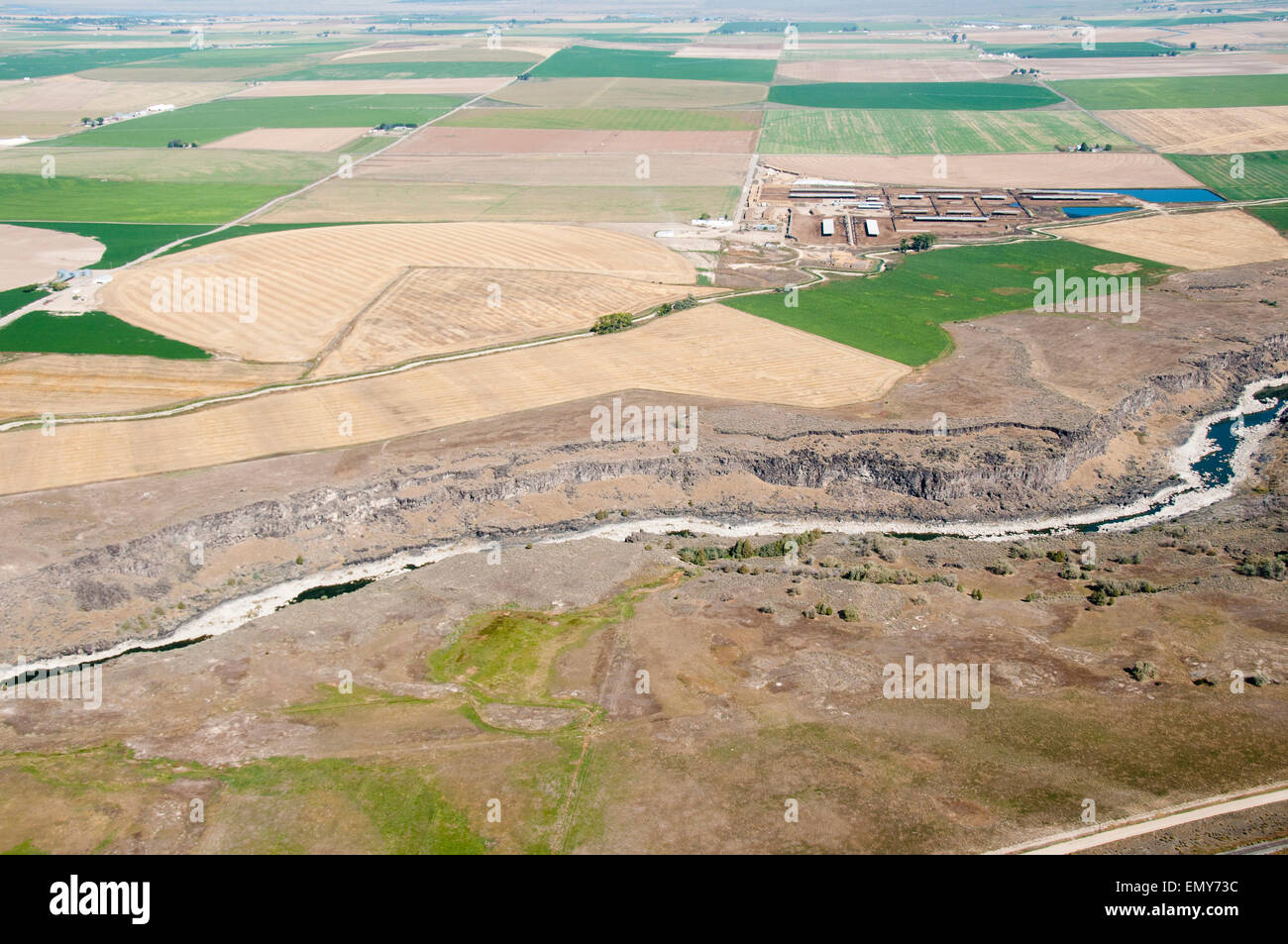 De-annaffiato Snake River Canale e terreni agricoli sul lato nord del fiume Snake al di sotto di Milner diga in Idaho centromeridionale Foto Stock