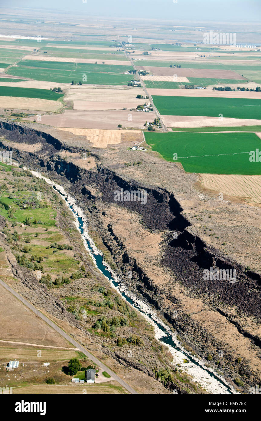 De-annaffiato Snake River canale e terreni agricoli lungo il Fiume Snake al di sotto di Milner diga in Idaho centromeridionale Foto Stock