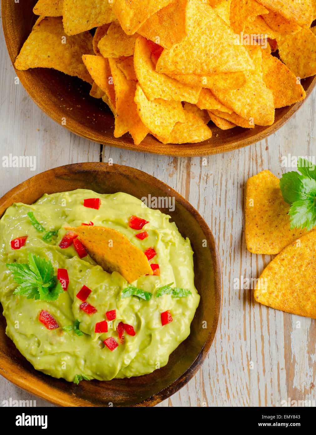 Salsa guacamole su un tavolo di legno. Messa a fuoco selettiva Foto Stock