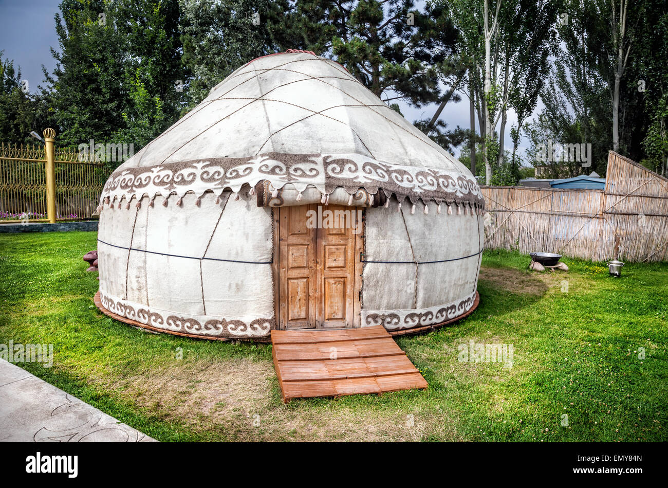 Urta casa nomade sull'erba verde in Ruh Ordo vicino complesso Issyk Kul lago, Kirghizistan Foto Stock