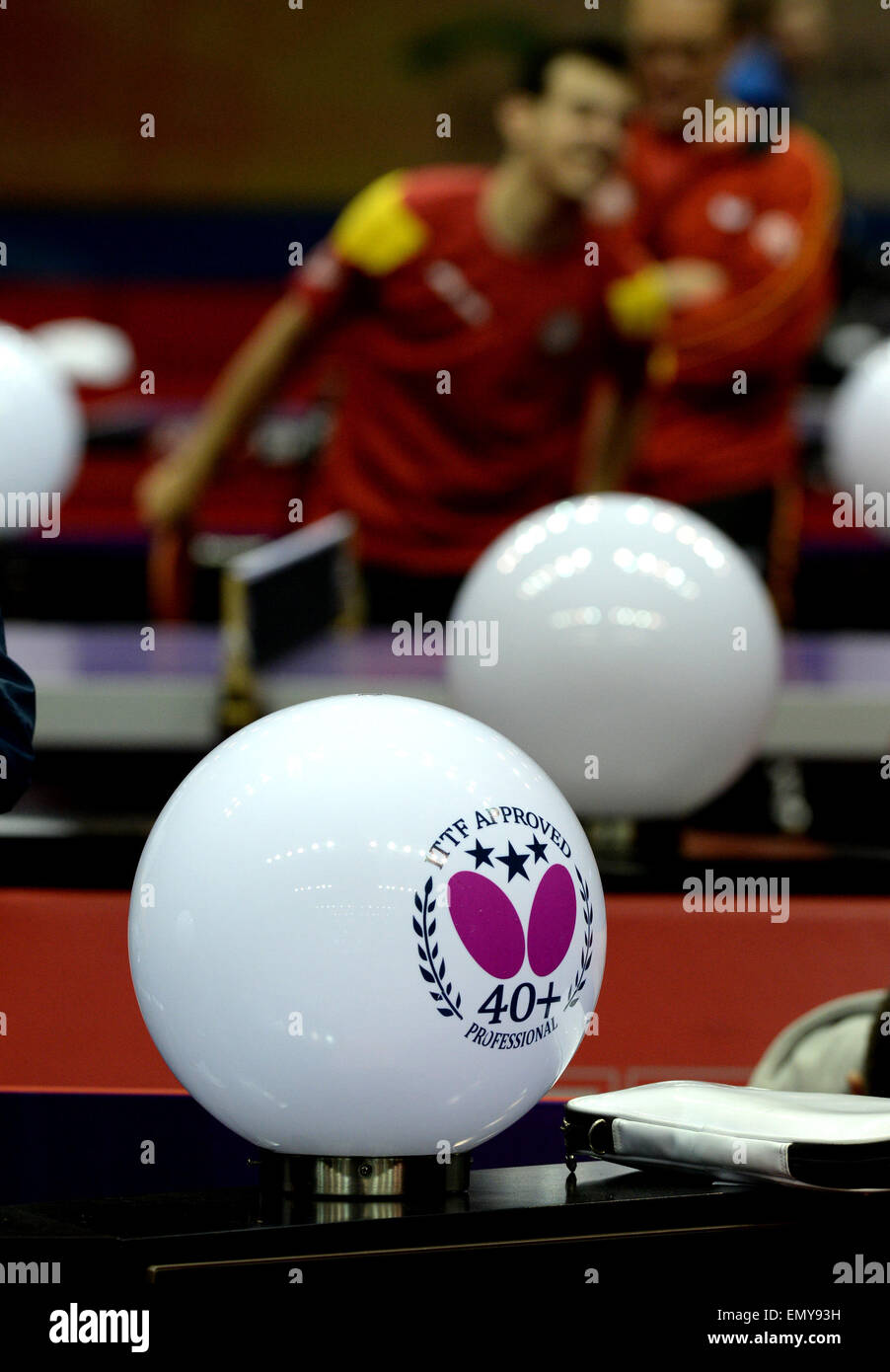 (150424) -- SUZHOU, Aprile 24, 2015(Xinhua) -- Foto scattata il 24 aprile 2015 illustra la partita ufficiale la sfera della 53 Campionati del Mondo di Ping Pong in Suzhou, città di East cinese della provincia di Jiangsu, Cina. (Xinhua/canzone Zhenping) Foto Stock