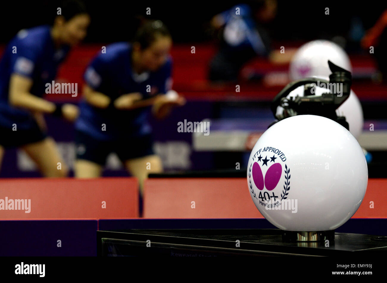 (150424) -- SUZHOU, Aprile 24, 2015(Xinhua) -- Foto scattata il 24 aprile 2015 illustra la partita ufficiale la sfera della 53 Campionati del Mondo di Ping Pong in Suzhou, città di East cinese della provincia di Jiangsu, Cina. (Xinhua/canzone Zhenping) Foto Stock