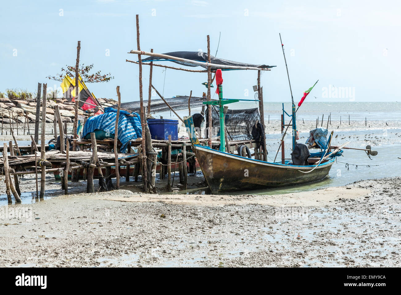 Barca da pesca con la bassa marea nel sud della Thailandia Foto Stock