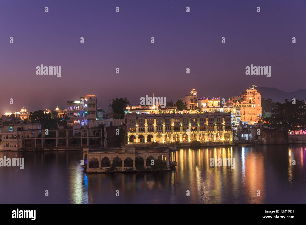 Crepuscolo al lago Pichola in Udaipur, Rajasthan, India Foto Stock