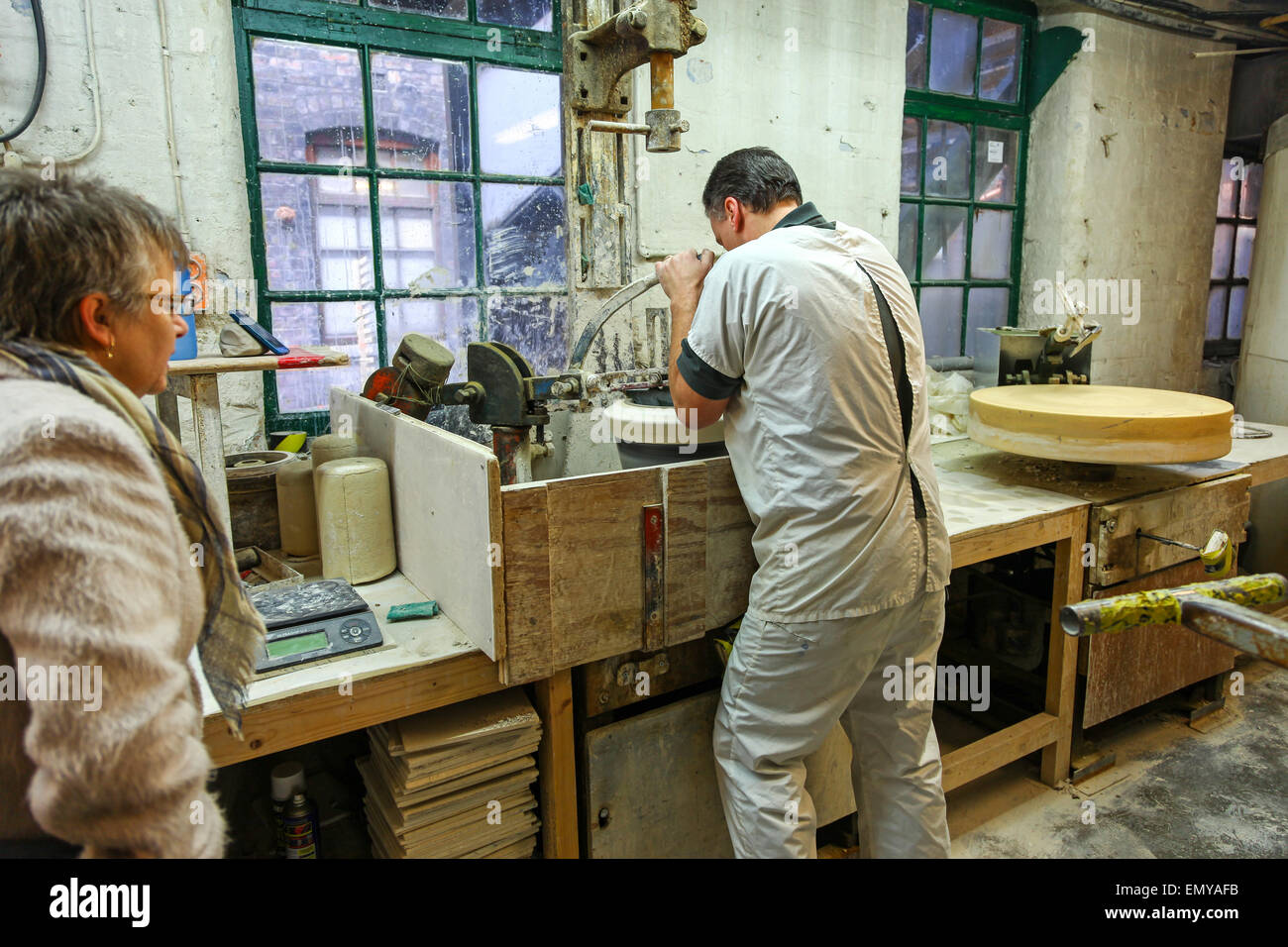 Un vasaio argilla di lavoro su una ruota di vasai Burleigh Middleport fabbrica di ceramiche a Stoke-on-Trent Nord Inghilterra Staffordshire REGNO UNITO Foto Stock