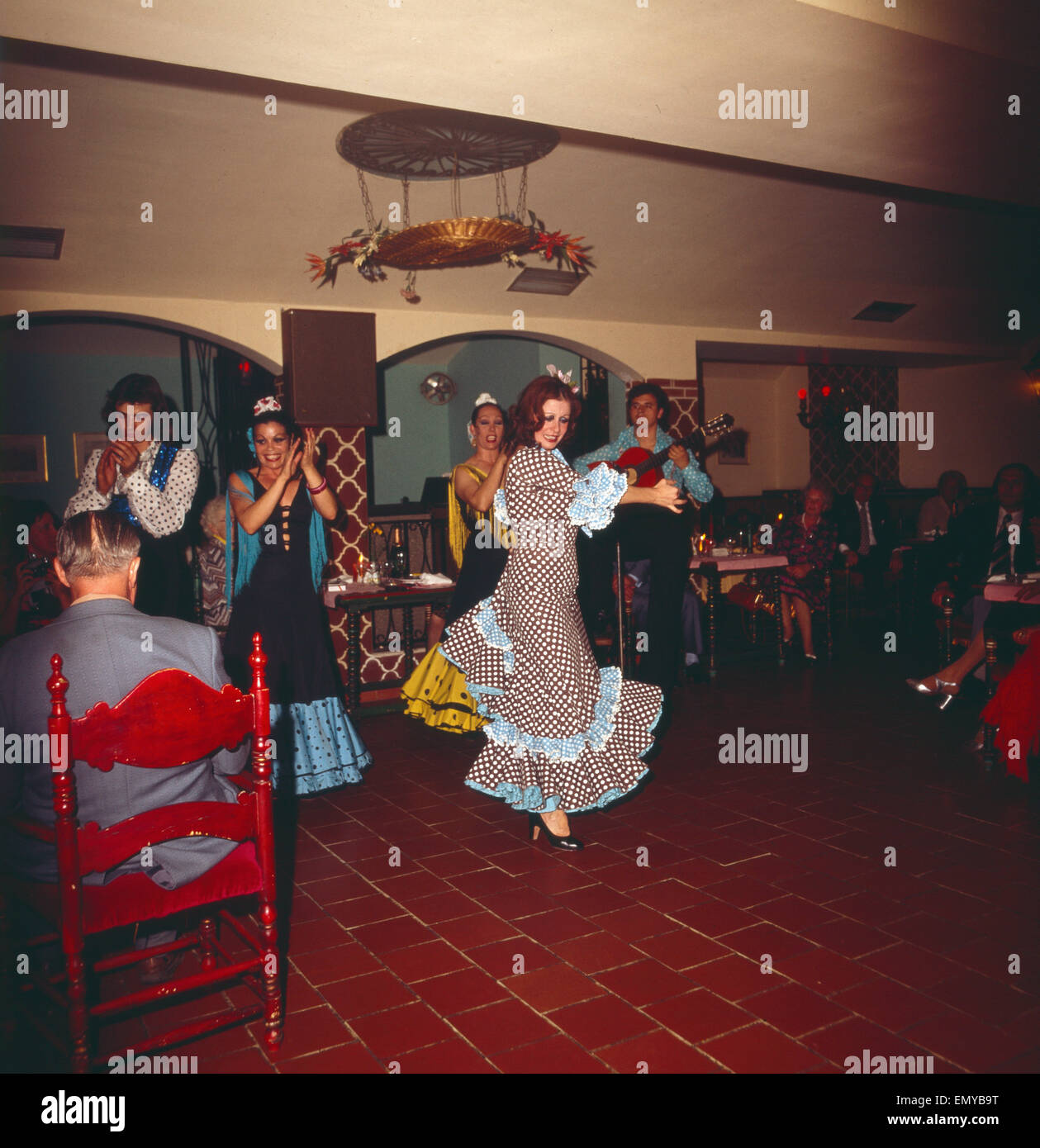 Ein Flamencotänzerin beginnt zu tanzen, Spanien 1970er Jahre. Una ballerina di flamenco inizio alla danza, Spagna degli anni settanta. Foto Stock