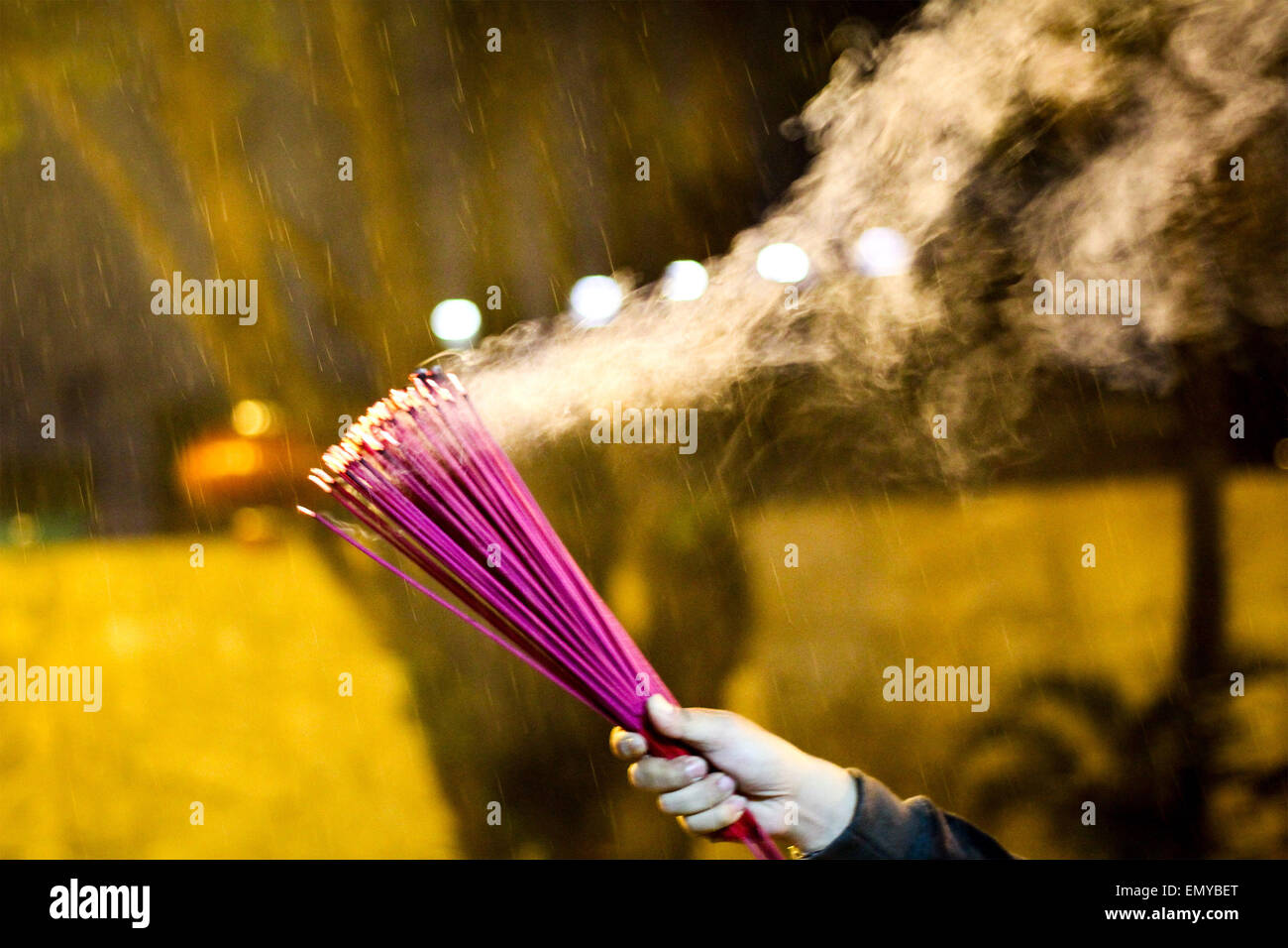 Jakarta, Indonesia. 18 Febbraio, 2015. Bruciare incenso in il Dharma Bhakti (Jin De Yuan) Tempio durante le celebrazioni per il nuovo anno lunare in Glodok., Indonesia. Il Capodanno cinese è un importante festival cinese ha celebrato presso la volta del calendario cinese. È anche noto come il Festival di Primavera, la traduzione letterale del moderno nome cinese. © Garry Andrew Lotulung/Pacific Press/Alamy Live News Foto Stock