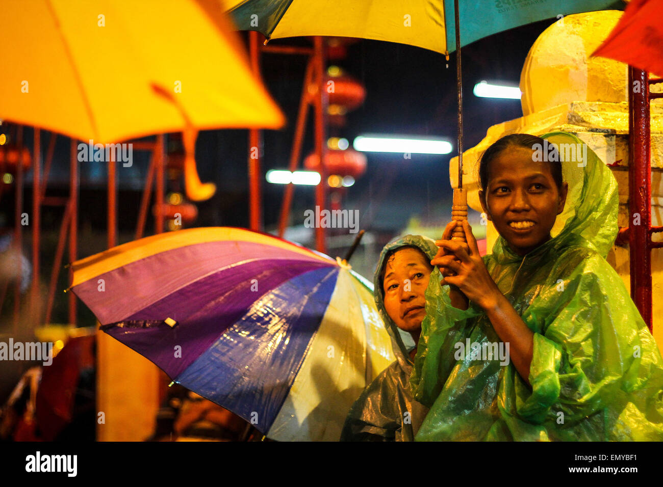 Jakarta, Indonesia. 18 Febbraio, 2015. Quando il tempo è piovoso, persone offrono ombrelloni per ottenere fuori del tempio. Il Capodanno cinese è un importante festival cinese ha celebrato presso la volta del calendario cinese. È anche noto come il Festival di Primavera, la traduzione letterale del moderno nome cinese. © Garry Andrew Lotulung/Pacific Press/Alamy Live News Foto Stock