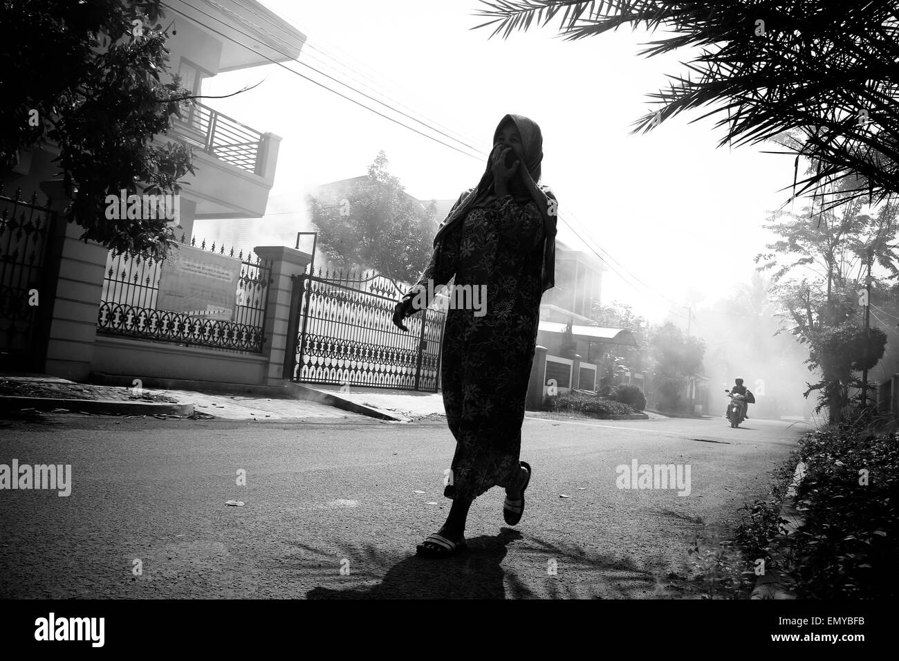 Tangerang, Indonesia. Xi Apr, 2015. L'appannamento per la febbre emorragica di dengue (DE) in Tangerang. La febbre emorragica di dengue (DE) causata dalla zanzara questo di solito diventano pandemia dopo la stagione delle piogge. Salute Agency ha messo in guardia le persone a rimanere vigili del focolaio di febbre dengue, che di solito aumenta durante il picco della stagione delle piogge e la transizione verso la stagione secca nonostante un calo rispetto allo stesso periodo dello scorso anno. © Garry Andrew Lotulung/Pacific Press/Alamy Live News Foto Stock