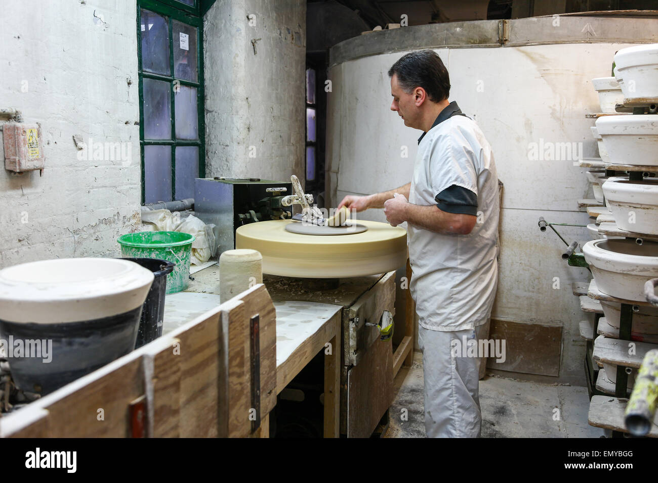 Un vasaio argilla di lavoro su una ruota di vasai Burleigh Middleport fabbrica di ceramiche a Stoke-on-Trent Nord Inghilterra Staffordshire REGNO UNITO Foto Stock