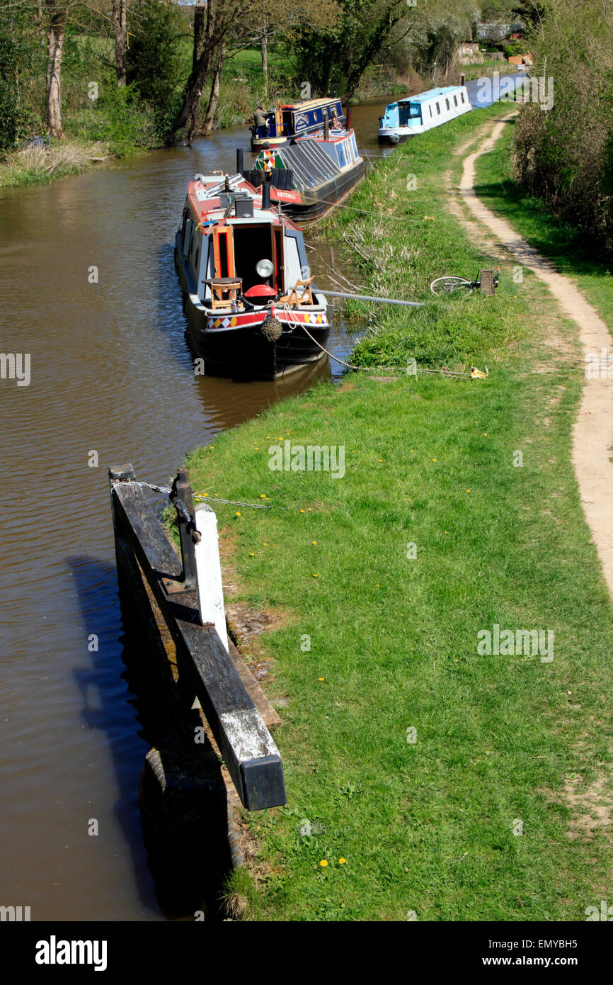 Narrowboats sulla Oxford Canal vicino a Shipton su Cherwell in Oxfordshire Foto Stock