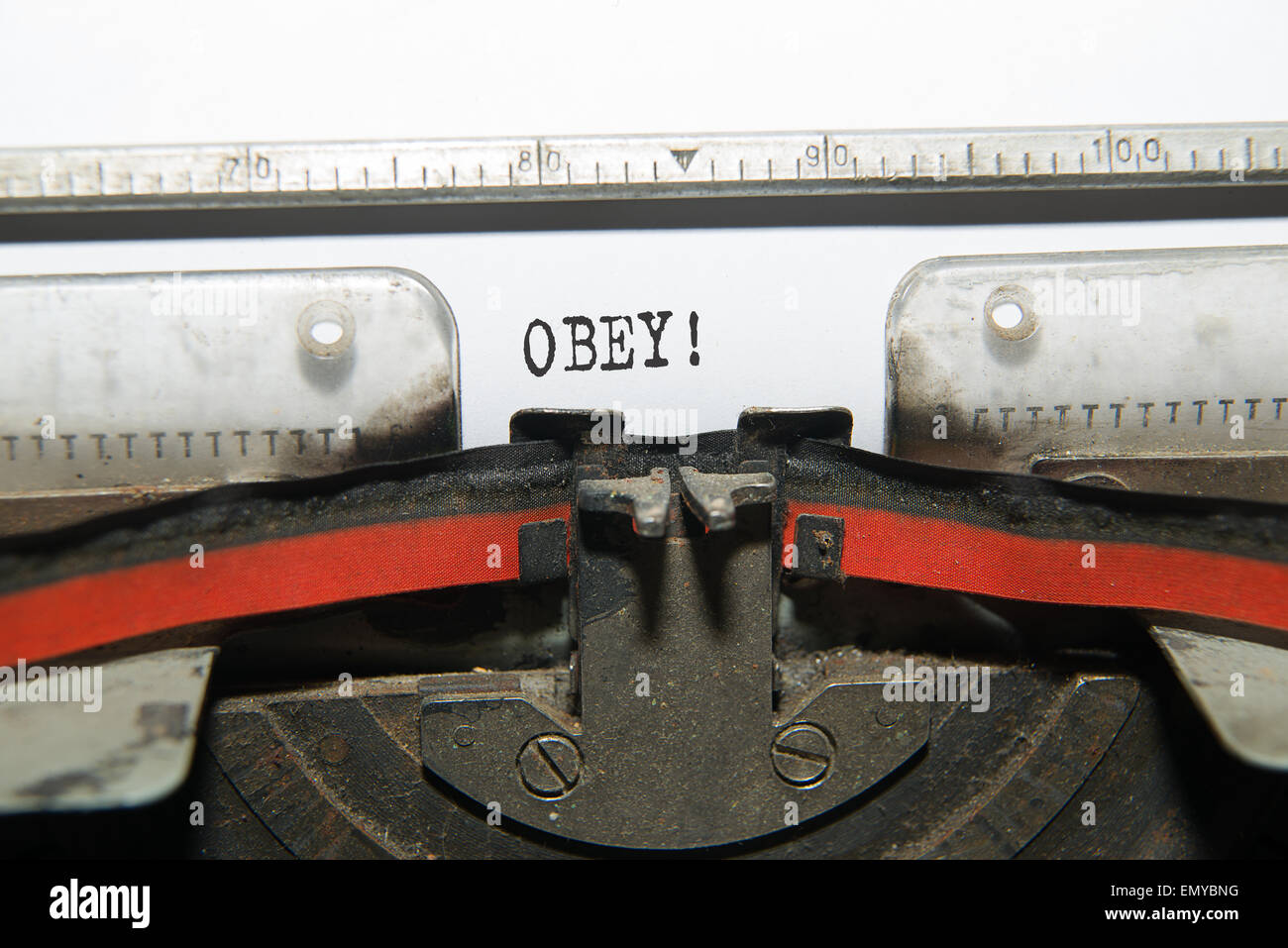 Foglio di carta con la scritta ' obbedire' in macchina da scrivere Foto Stock
