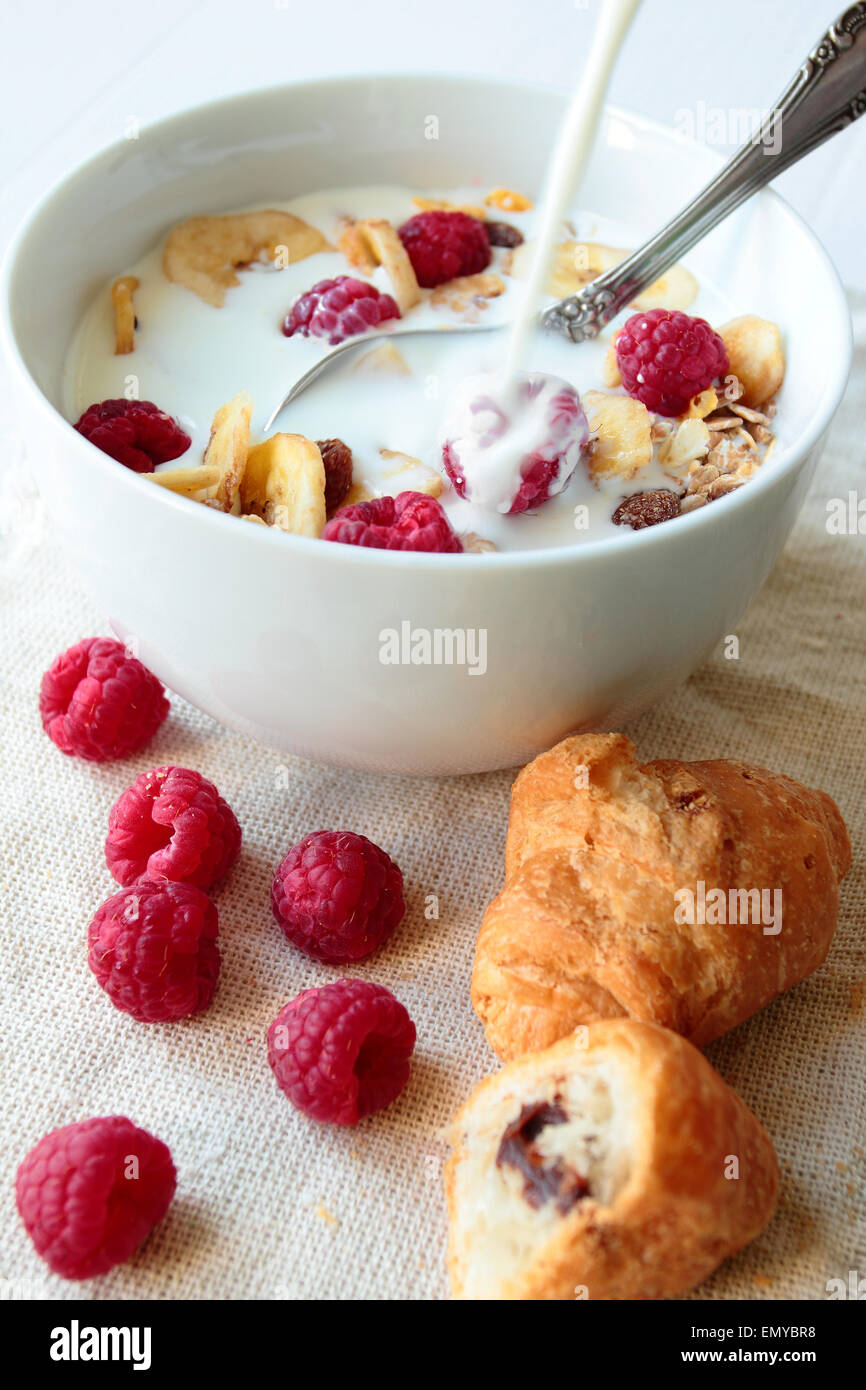 Ciotola con oat cereali con latte e frutta Lampone Foto Stock
