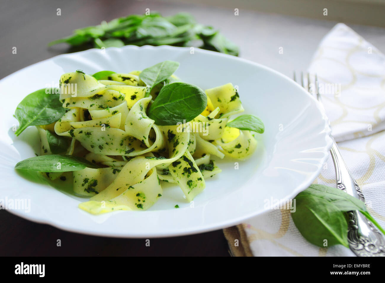 Gustosa la pasta italiana con spinaci su piastra bianca Foto Stock