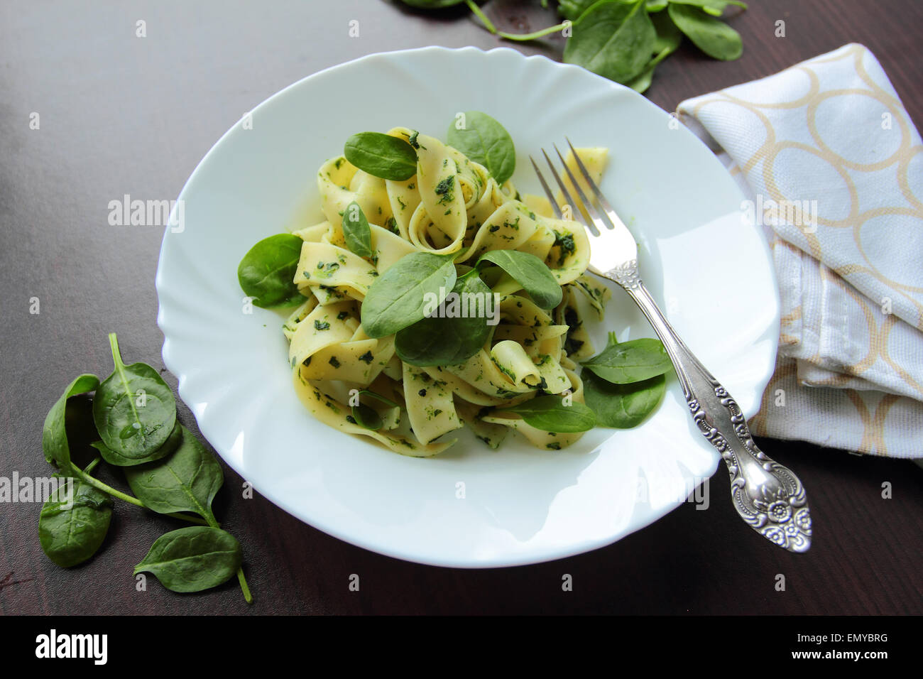 La pasta italiana in salsa di spinaci freschi e foglie Foto Stock