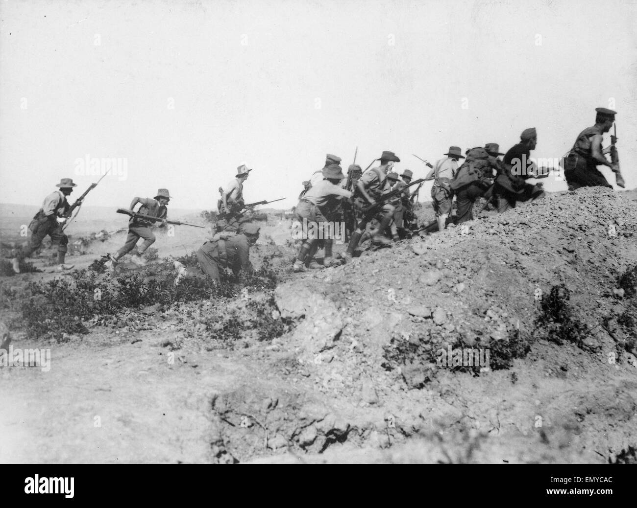 Le truppe australiane hanno la carica di un trench Ottomano, appena prima dell'evacuazione Foto Stock