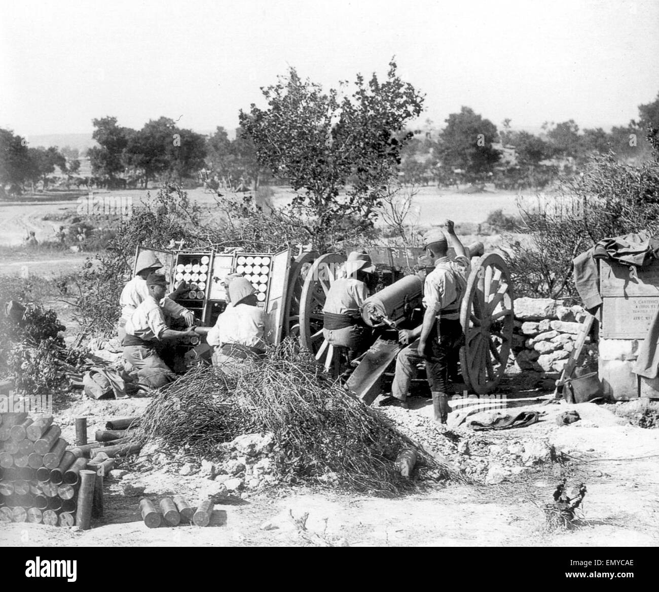 Un coloniale francese 75 mm la pistola in azione nei pressi di seme El Bahr durante la terza battaglia di Krithia, 4 giugno 1915 Dardanelli Expedition, campagna di Gallipoli Foto Stock