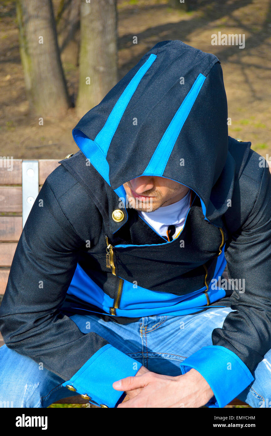 Giovane uomo vestito come Connor dal video gioco Assassins Creed 3 Foto Stock