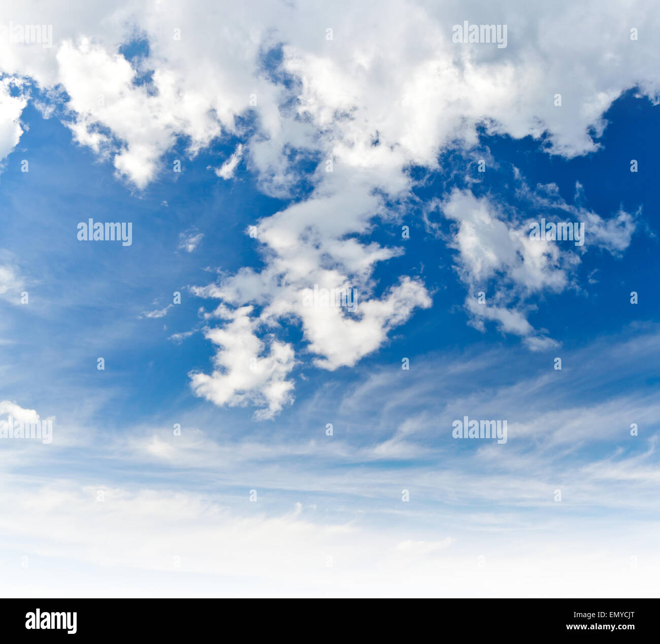 Azzurro cielo nuvoloso foto di sfondo texture Foto Stock