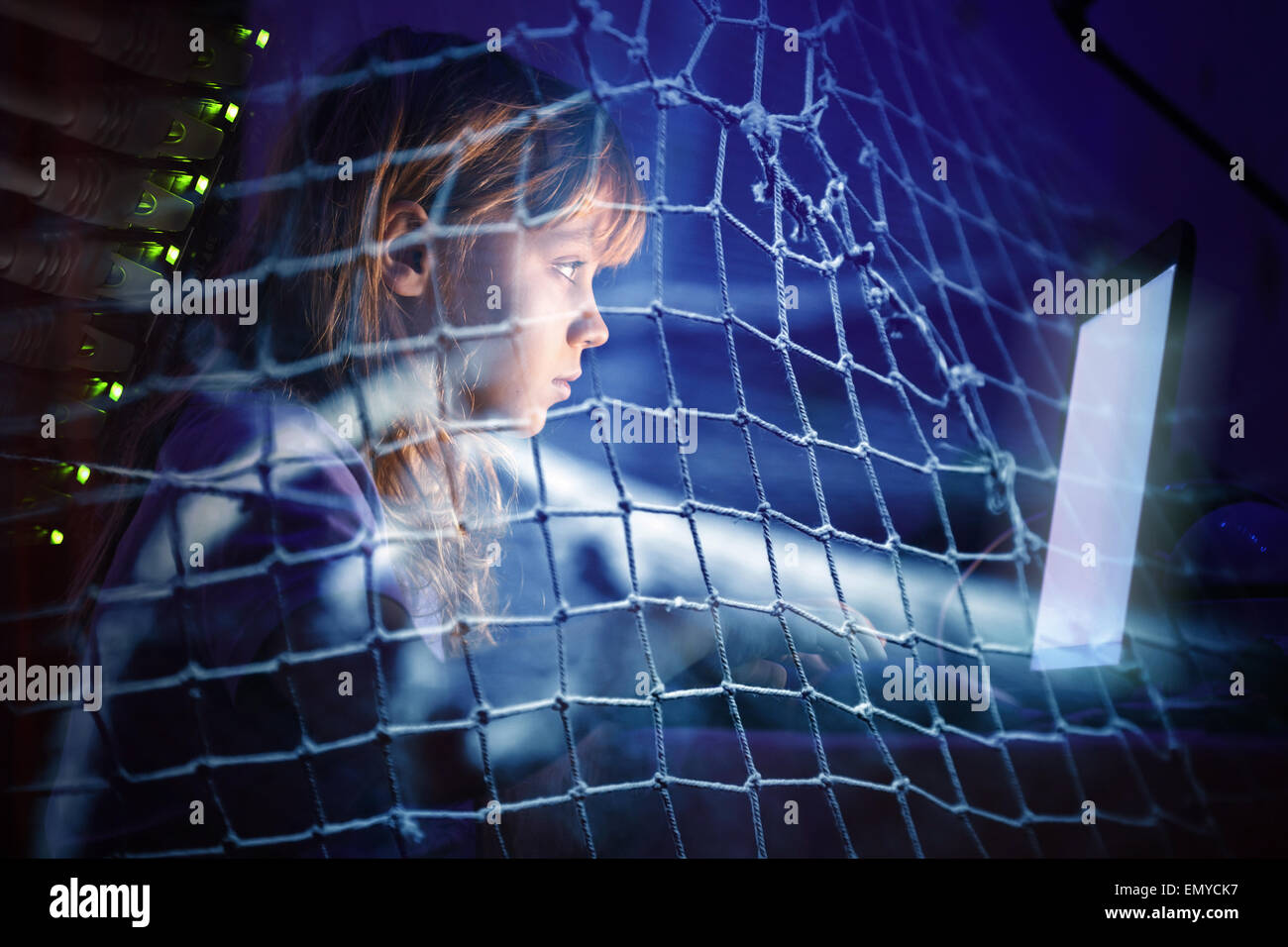 Bambina lavorando sul computer portatile durante la notte in una rete da pesca, la dipendenza da Internet disordine concettuale collage di foto Foto Stock