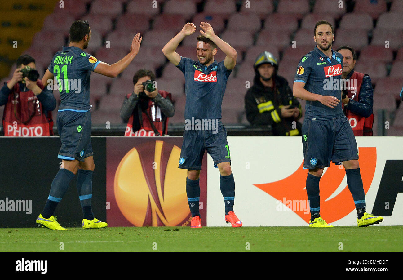 Napoli, Italia. 23 apr, 2015. Dries Mertens di SSC Napoli (C) festeggia con Faouzi Ghoulam (L) e Gonzalo Higuain dopo il punteggio 2-0 durante la UEFA Europa League quarti di finale della seconda gamba match tra SSC Napoli e VfL Wolfsburg presso lo Stadio San Paolo di Napoli, Italia, 23 aprile 2015. Foto: Peter Steffen/dpa/Alamy Live News Foto Stock