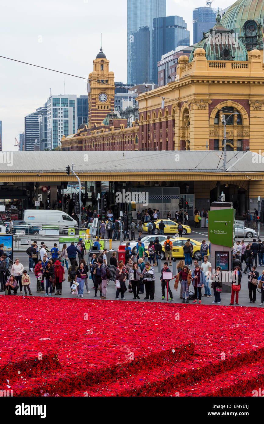 Melbourne, Australia. Il 24 aprile 2015. Un mare di artigianale di papaveri rossi in Federation Square precedendo di Anzac Day centenario commemorazioni del 25 aprile. Due anni fa, Lynn Berry e Margaret Knight ha iniziato una comunità basate su progetto per incoraggiare le persone a 5000 papaveri a crochet per contrassegnare il centenario di Gallipoli gli sbarchi. Una stima di 50.000 contributori realizzato 250.000 papaveri e sono attualmente in Federation Square prima di essere spostato sul Princes ponte di Anzac Day. Credito: Kerin Forstmanis/Alamy Live News Foto Stock