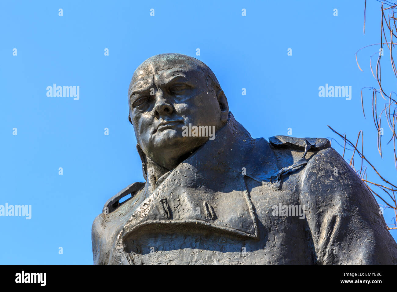 La statua di Sir Winston Churchill in piazza del Parlamento Londra Inghilterra REGNO UNITO Foto Stock