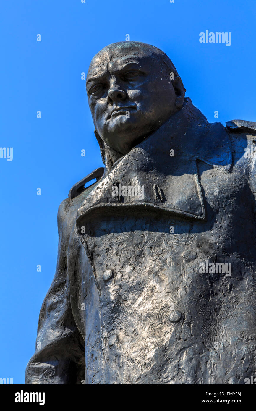 La statua di Sir Winston Churchill in piazza del Parlamento Londra Inghilterra REGNO UNITO Foto Stock