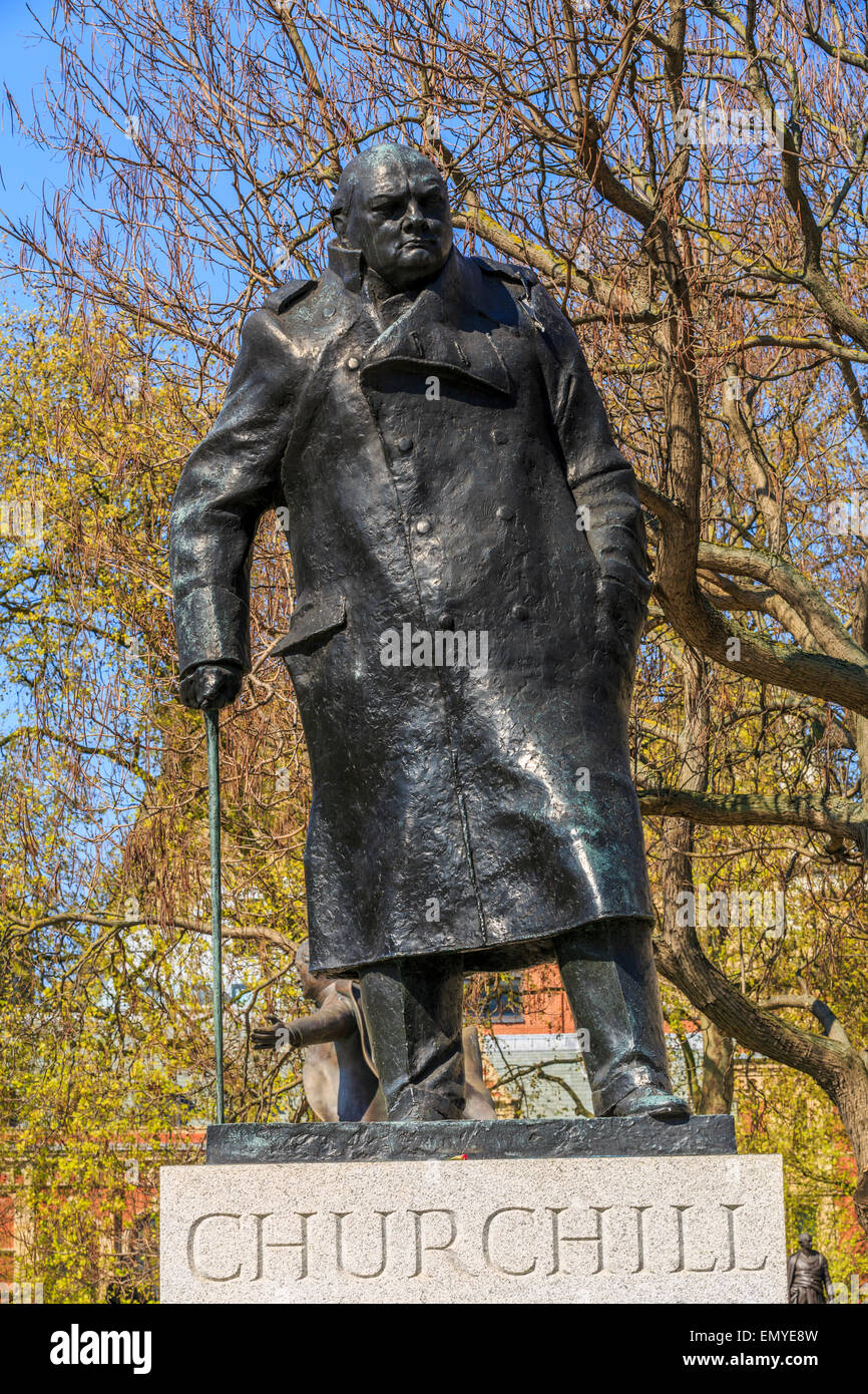 La statua di Sir Winston Churchill in Parliament Square è una scultura in bronzo dell'ex primo ministro britannico creata da Ivor Roberts-Jones. Foto Stock