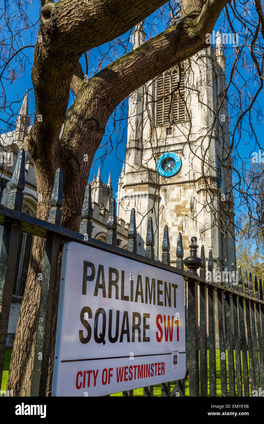 Una vista della Piazza del Parlamento SWI cartello stradale con l'Abbazia di Westminster in background Foto Stock