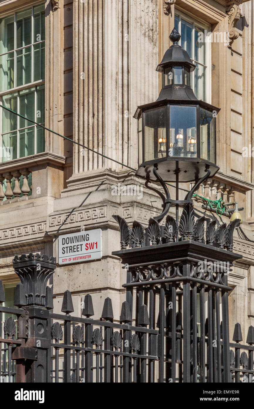 Una immagine ritratto dei cancelli di ingresso a Downing Street, ufficio del Primo ministro di Inghilterra Londra Inghilterra REGNO UNITO Foto Stock