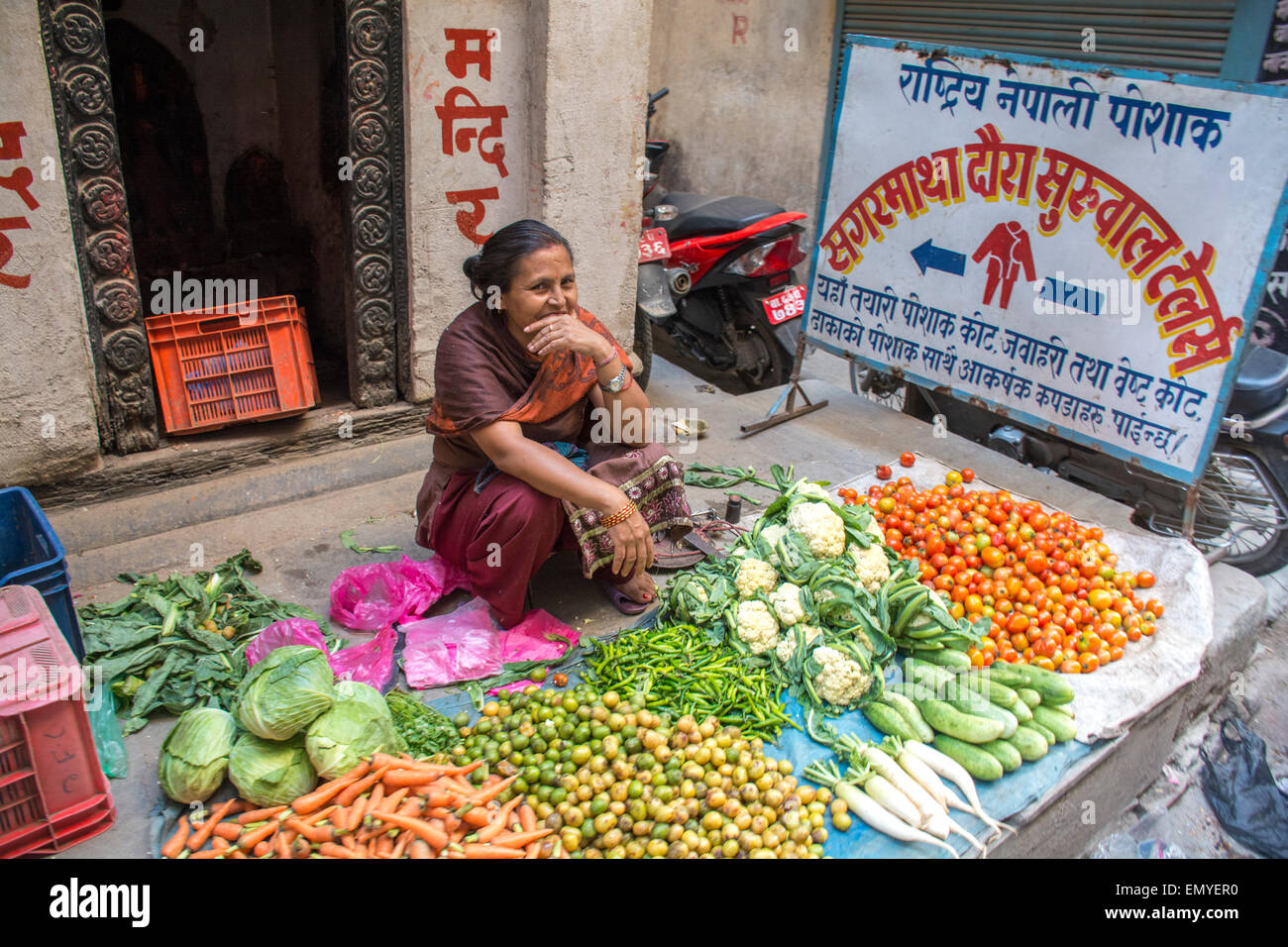 Signora mercato Kathmandu vendita di verdure Foto Stock